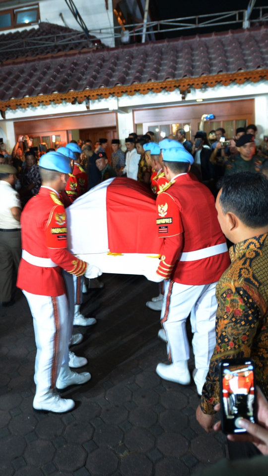 Berselimut Bendera Merah Putih, Peti Jenazah BJ Habibie Tiba di Rumah Duka