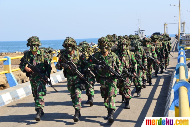 Personel TNI Angkatan Darat (AD) baris-berbaris saat mengikuti latihan gabungan di Pos Tinjau T12 Pusat Latihan Tempur Marinir Asembagus, Situbondo, Jawa Timur.