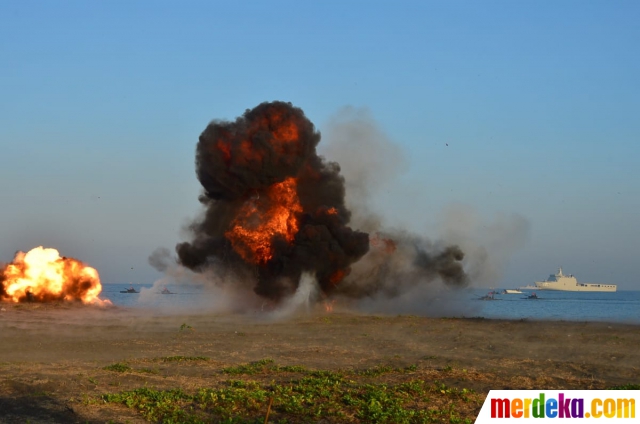 Sebuah ledakan dari tembakan rudal terlihat saat latihan gabungan yang mengangkat sandi 'Dharma Yudha 2019'.