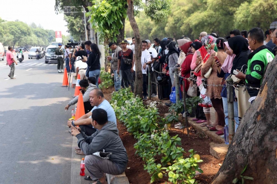 Warga Menanti Kedatangan Jenazah BJ Habibie di TMP Kalibata