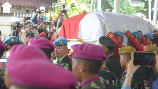 Paspampres Bawa Peti Jenazah BJ Habibie Tinggalkan Rumah Duka