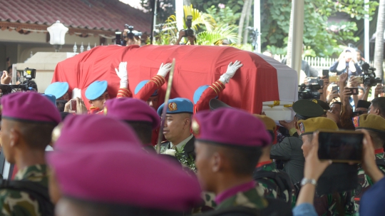 Paspampres Bawa Peti Jenazah BJ Habibie Tinggalkan Rumah Duka