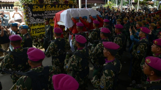 Paspampres Bawa Peti Jenazah BJ Habibie Tinggalkan Rumah Duka