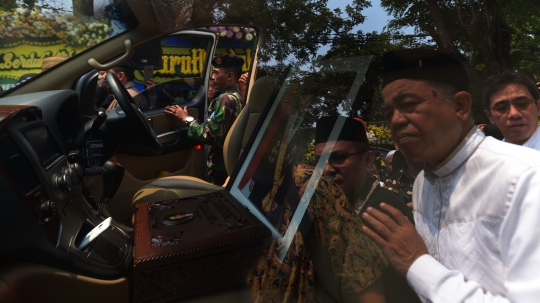 Paspampres Bawa Peti Jenazah BJ Habibie Tinggalkan Rumah Duka