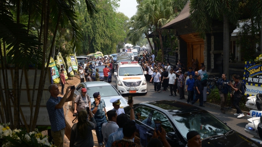 Paspampres Bawa Peti Jenazah BJ Habibie Tinggalkan Rumah Duka