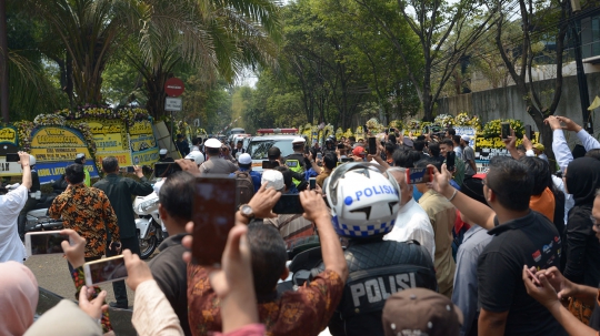 Paspampres Bawa Peti Jenazah BJ Habibie Tinggalkan Rumah Duka