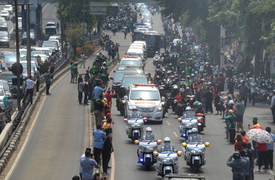 Warga Iringi dan Berikan Penghormatan Terakhir Kepergian BJ Habibie