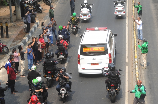 Warga Iringi dan Berikan Penghormatan Terakhir Kepergian BJ Habibie