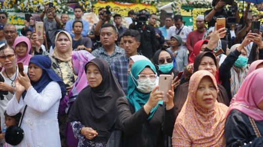 Ekspresi Kesedihan Warga Lepas Kepergian BJ Habibie ke Pemakaman