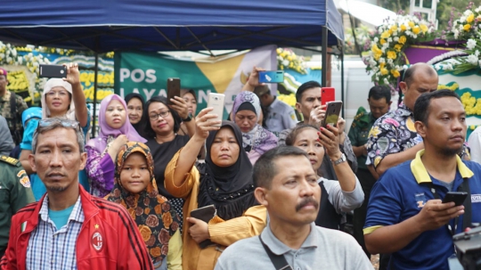 Ekspresi Kesedihan Warga Lepas Kepergian BJ Habibie ke Pemakaman