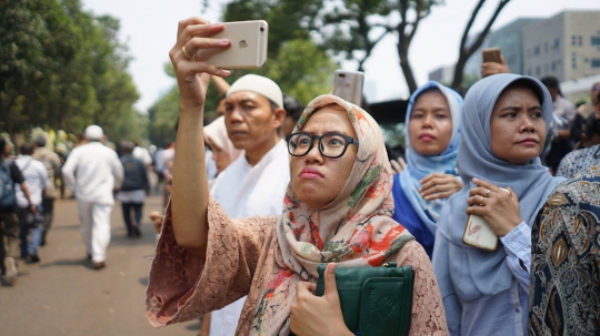 Ekspresi Kesedihan Warga Lepas Kepergian BJ Habibie ke Pemakaman