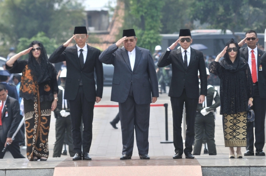 Presiden Jokowi dan Tokoh Nasional Berikan Penghormatan Saat Masuk TMP Kalibata