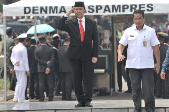 Presiden Jokowi dan Tokoh Nasional Berikan Penghormatan Saat Masuk TMP Kalibata