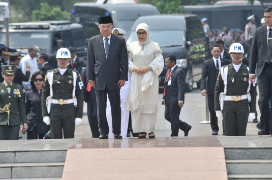 Presiden Jokowi dan Tokoh Nasional Berikan Penghormatan Saat Masuk TMP Kalibata