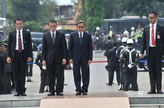 Presiden Jokowi dan Tokoh Nasional Berikan Penghormatan Saat Masuk TMP Kalibata