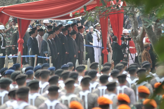 Presiden Jokowi Sambut Jenazah BJ Habibie di TMP Kalibata