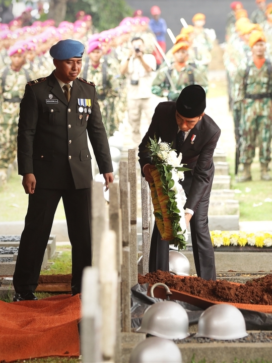 Jokowi Pimpin Upacara Pemakaman Jenazah BJ Habibie