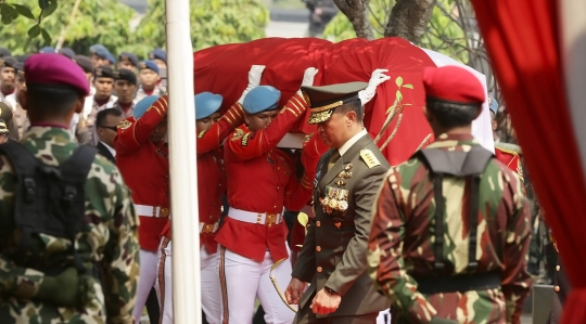 Jokowi Pimpin Upacara Pemakaman Jenazah BJ Habibie