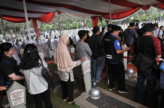 Antusias Warga Berziarah ke Makam BJ Habibie