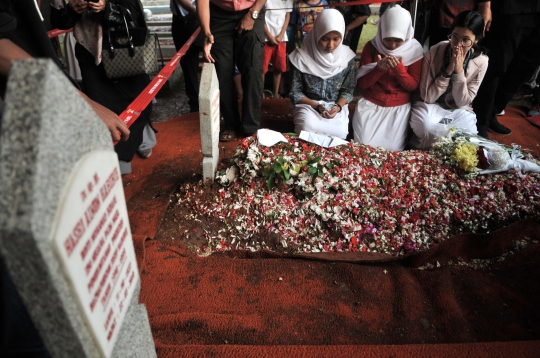 Antusias Warga Berziarah ke Makam BJ Habibie