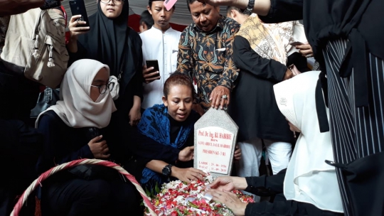 Antusias Warga Berziarah ke Makam BJ Habibie