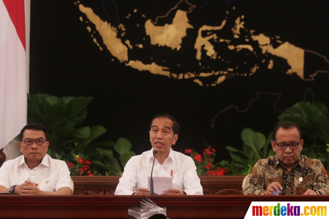 Presiden Joko Widodo didampingi Kepala Staf Kepresidenan Moeldoko dan Mensesneg Pratikno menyampaikan keterangan terkait revisi UU KPK di Istana Negara, Jakarta, Jumat (13/9/2019).
