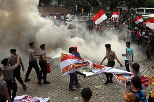 Suasana Demo Revisi UU KPK yang Berakhir Ricuh