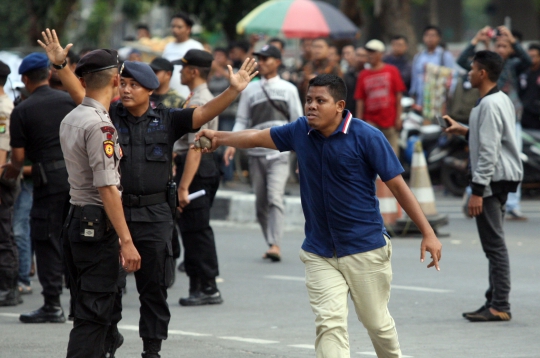 Suasana Demo Revisi UU KPK yang Berakhir Ricuh