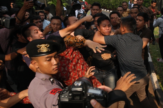 Suasana Demo Revisi UU KPK yang Berakhir Ricuh