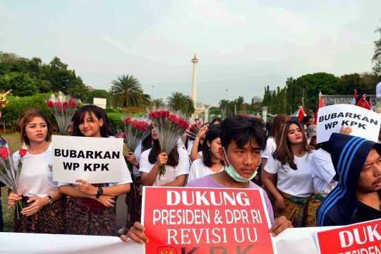 Massa Dukung Jokowi Setujui Revisi UU KPK