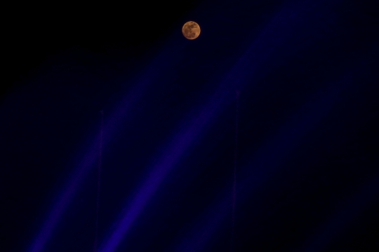 Penampakan Bulan Purnama Harvest Moon Hiasi Langit Jakarta