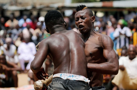 Melihat Lebih Dekat Tinju Brutal di Afrika Barat