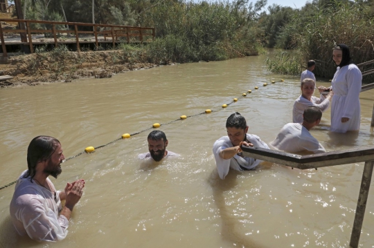 Prosesi Pembaptisan di Sungai Yordan Tepi Barat