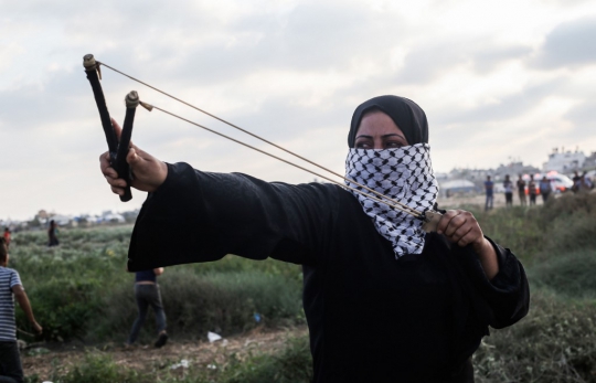 Aksi Warga Gaza Ketapel Pasukan Israel dari Perbatasan