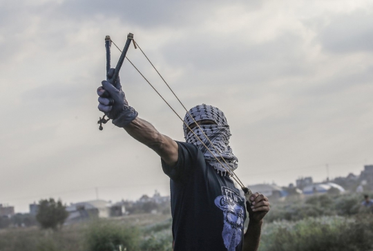 Aksi Warga Gaza Ketapel Pasukan Israel dari Perbatasan