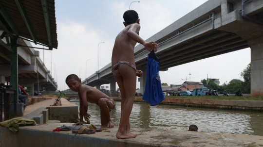 Keceriaan Anak-anak Kalimalang Berenang di Tengah Cuaca Panas