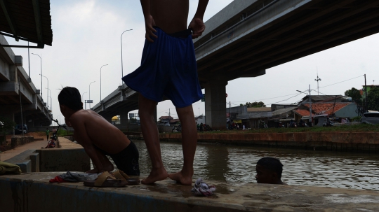 Keceriaan Anak-anak Kalimalang Berenang di Tengah Cuaca Panas