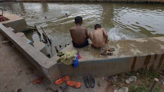 Keceriaan Anak-anak Kalimalang Berenang di Tengah Cuaca Panas