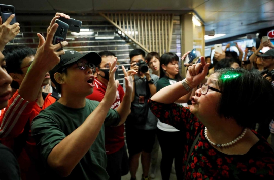 Demonstran Pro-China dan Anti-Pemerintah Hong Kong Bentrok
