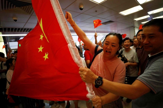 Demonstran Pro-China dan Anti-Pemerintah Hong Kong Bentrok