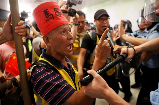 Demonstran Pro-China dan Anti-Pemerintah Hong Kong Bentrok