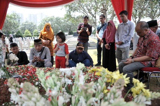 Ilham Habibie Berziarah ke Makam BJ Habibie