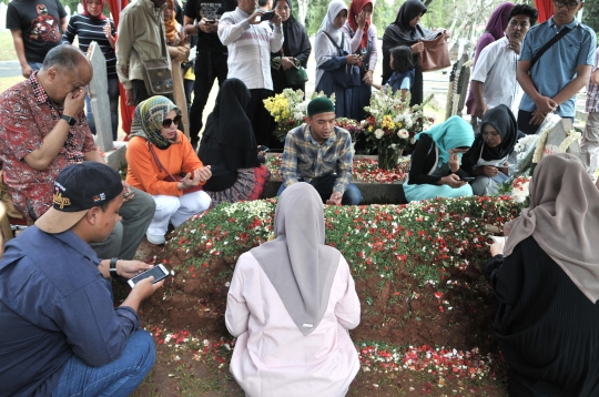 Ilham Habibie Berziarah ke Makam BJ Habibie