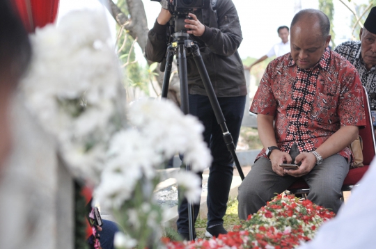 Ilham Habibie Berziarah ke Makam BJ Habibie