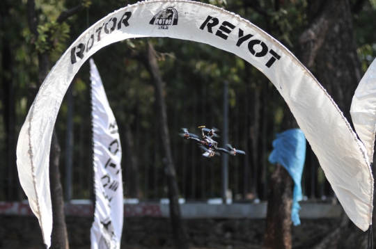 Keseruan Bermain Drone Balap