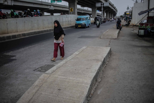 Kondisi Trotoar yang Berada di Tengah Jalan Kalimalang