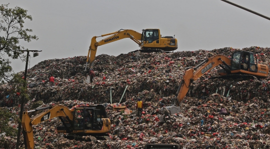 Sampah Menggunung di TPA Cipayung