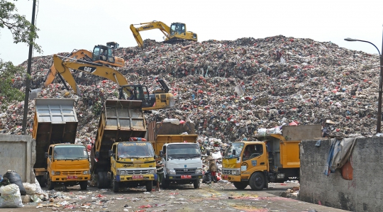 Sampah Menggunung di TPA Cipayung