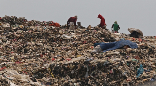 Sampah Menggunung di TPA Cipayung