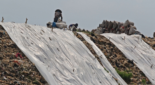 Sampah Menggunung di TPA Cipayung